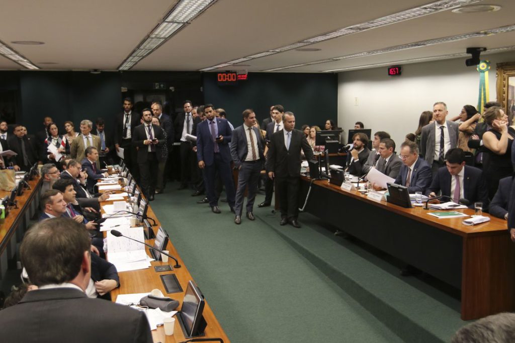 Comissão especial rejeita destaque sobre aposentadoria de professores