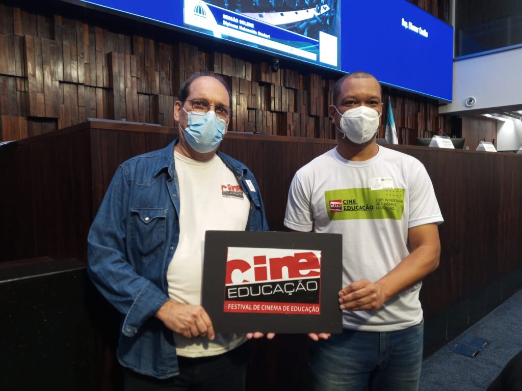 Cine Educação recebe Diploma Heloneida Studart