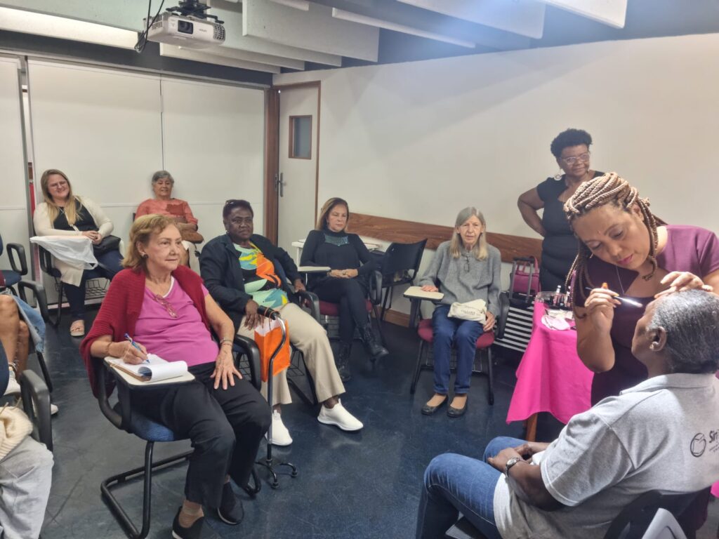 Copap: oficina sobre Maquiagem na terceira idade ajuda autoestima de professoras