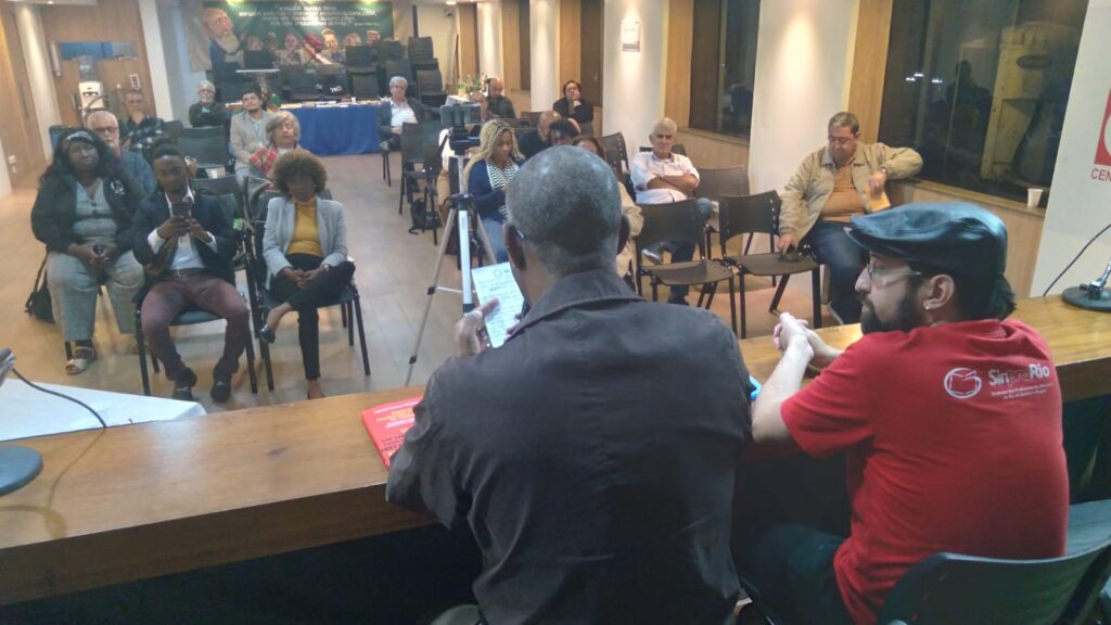 Professor Marcos Costa lança livro no Sinpro-Rio