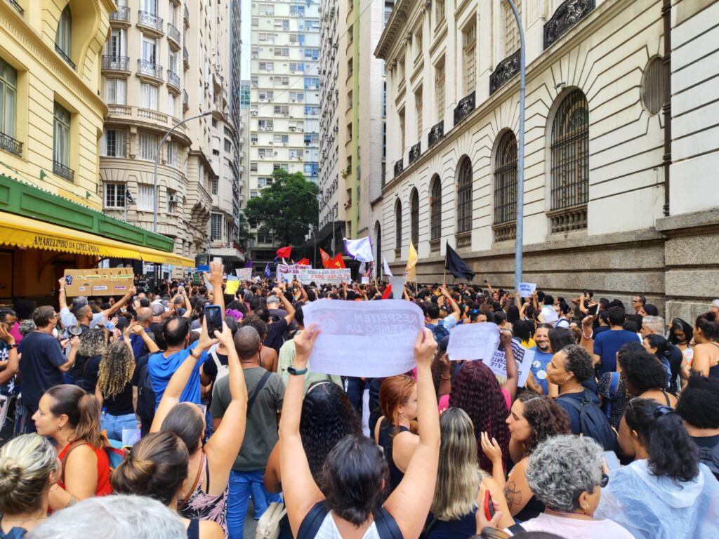 Servidores municipais protestam em razão da votação do PLC 186. Polícia responde com gás lacrimogêneo 