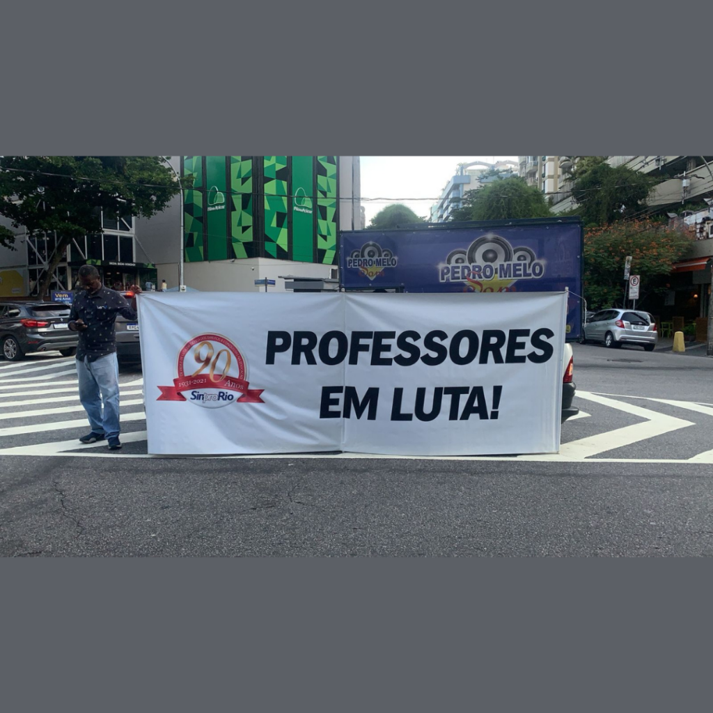 Nesse momento, o Sinpro-Rio está na porta da Creche Esperança e para denunciá-la pelas seguintes irregularidades: