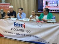 Parlamentares Reimont e Heloisa Helena na abertura do 14º Congresso da Feteerj, no Sinpro-Rio