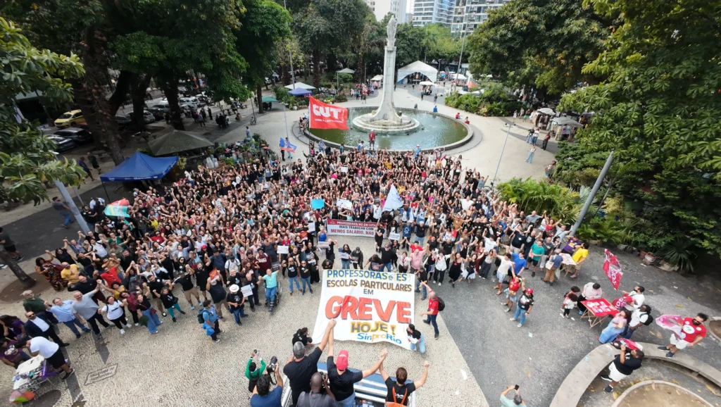Ato-greve do Sinpro-Rio reúne professoras e professores no Largo do Machado