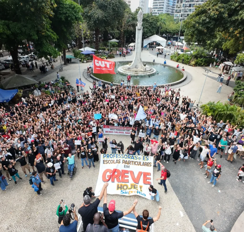 Ato-greve do Sinpro-Rio reúne professoras e professores no Largo do Machado
