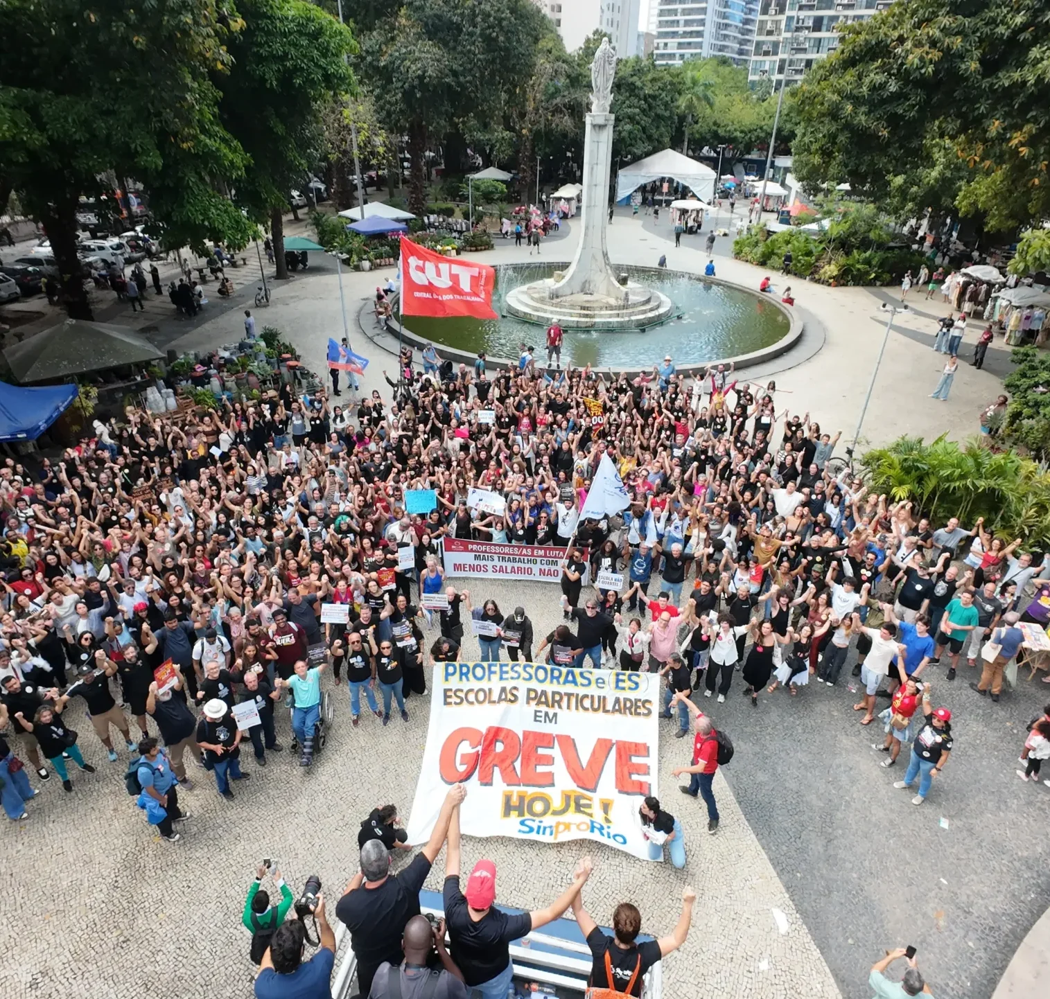 Ato-greve do Sinpro-Rio reúne professoras e professores no Largo do Machado