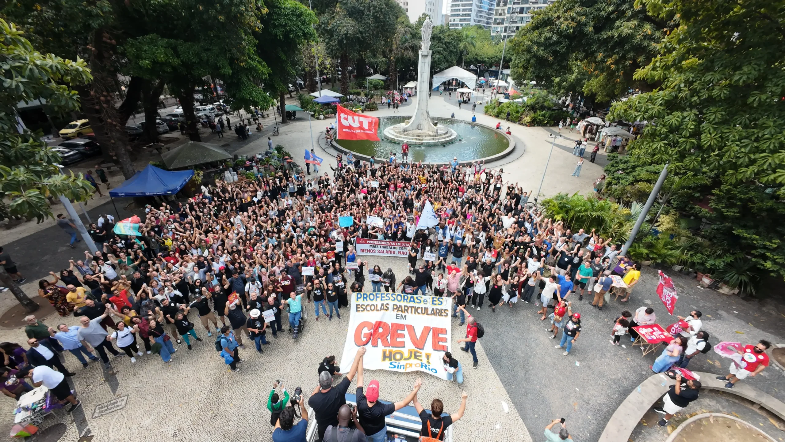Ato-greve do Sinpro-Rio reúne professoras e professores no Largo do Machado