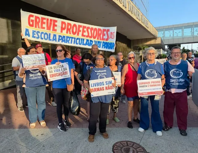 Professoras e professores em ato da campanha salarial